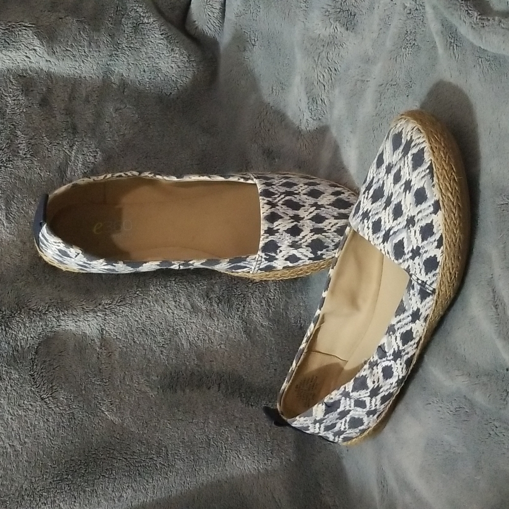 Patterned blue woven flats